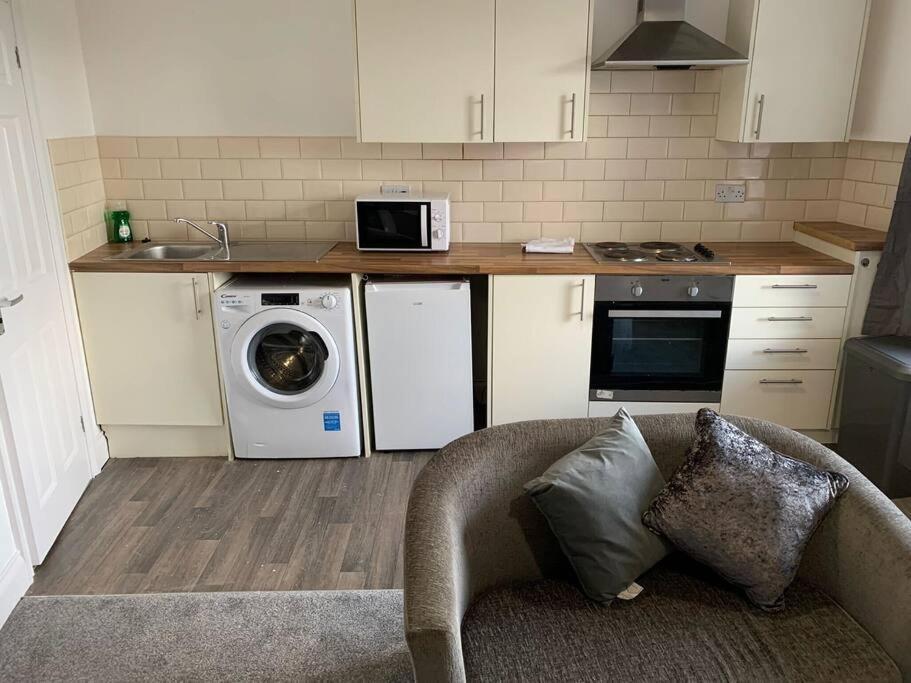Fully Equipped Kitchen, Double Room Neath Dış mekan fotoğraf